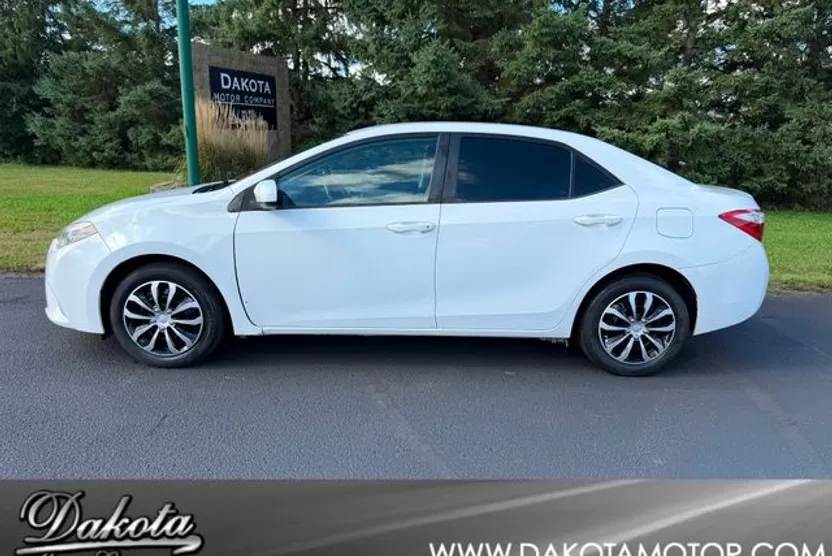 2016 Toyota Corolla LE photo 1