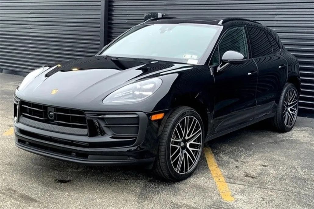 2025 Porsche Macan T photo 1