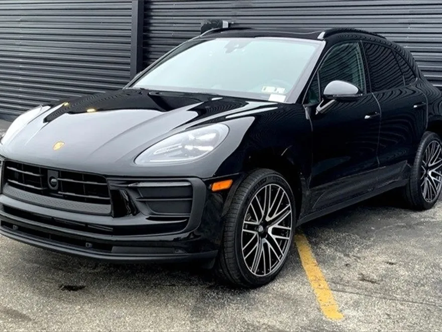 2025 Porsche Macan T photo 1
