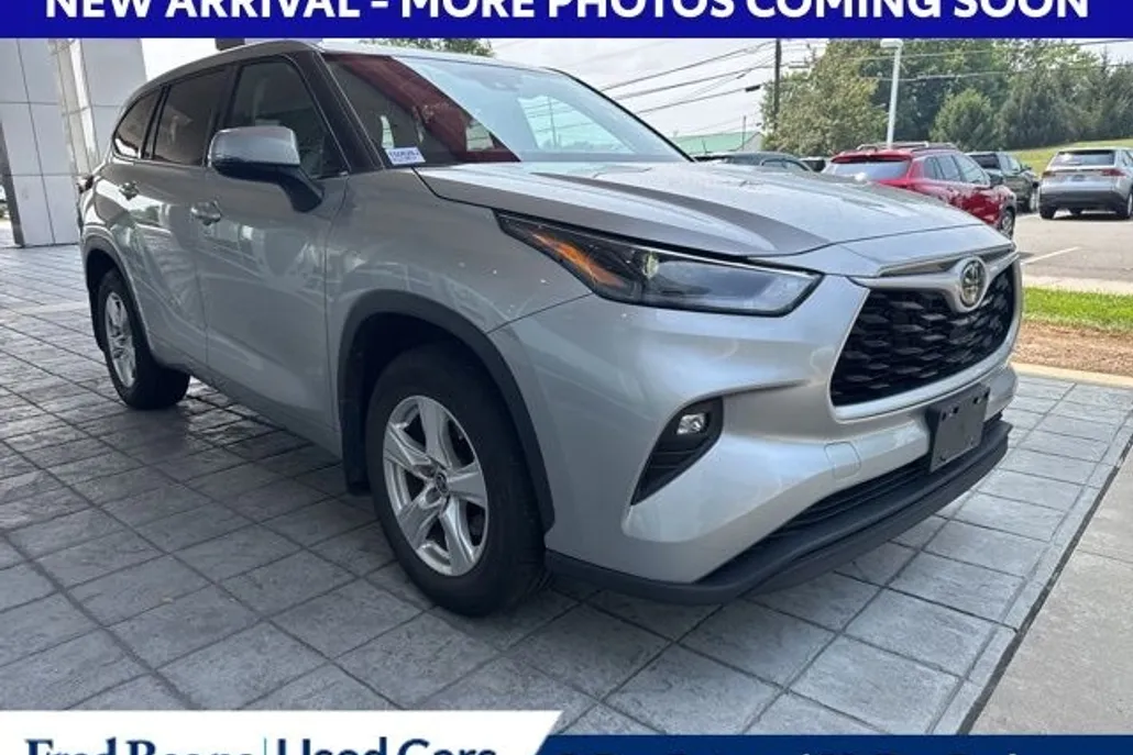2022 Toyota Highlander LE photo 1