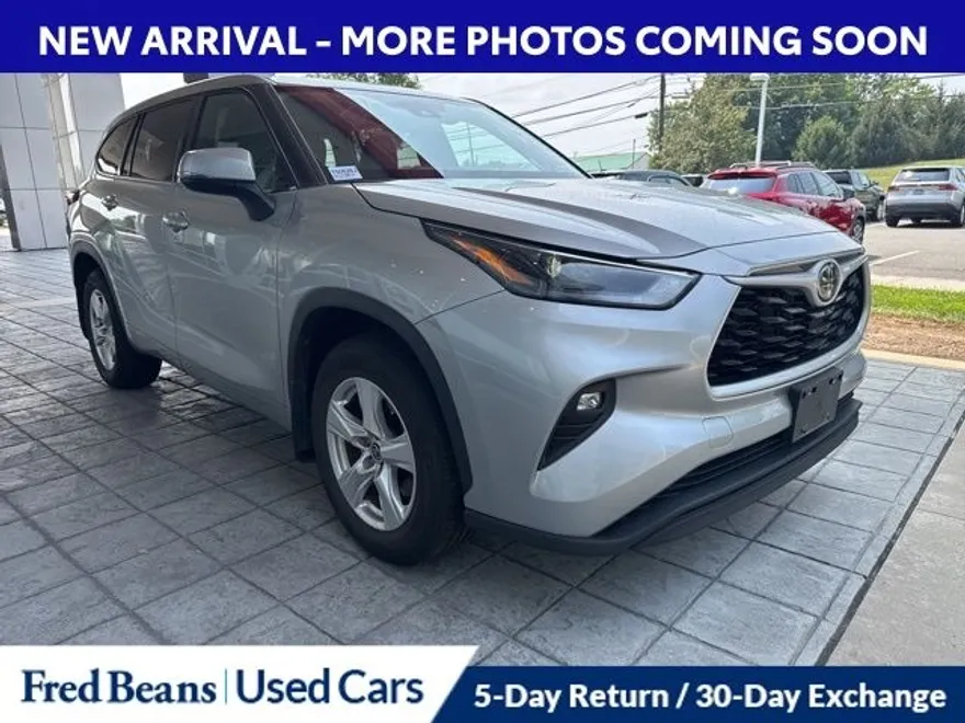 2022 Toyota Highlander LE photo 1