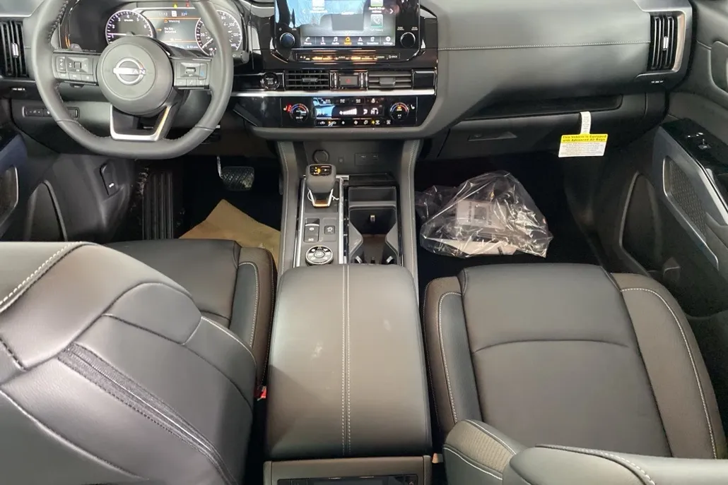 2025 Nissan Pathfinder SL photo 1