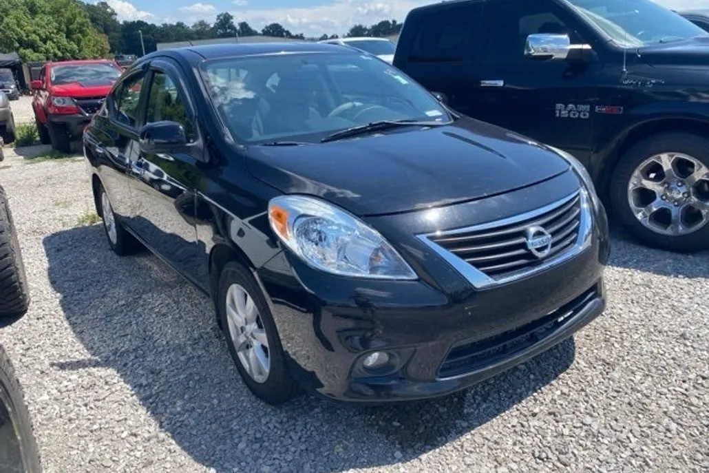 2012 Nissan Versa 1.6 SL photo 1