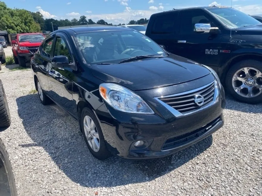 2012 Nissan Versa 1.6 SL photo 1