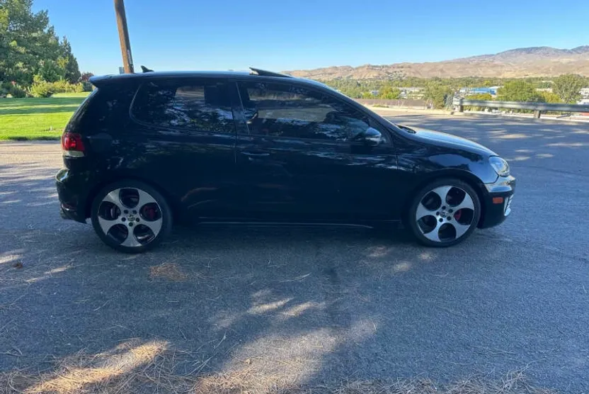2010 Volkswagen Golf GTI Base photo 1