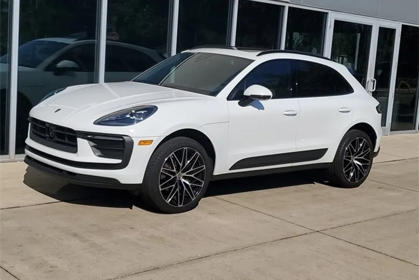 2024 Porsche Macan T photo 1