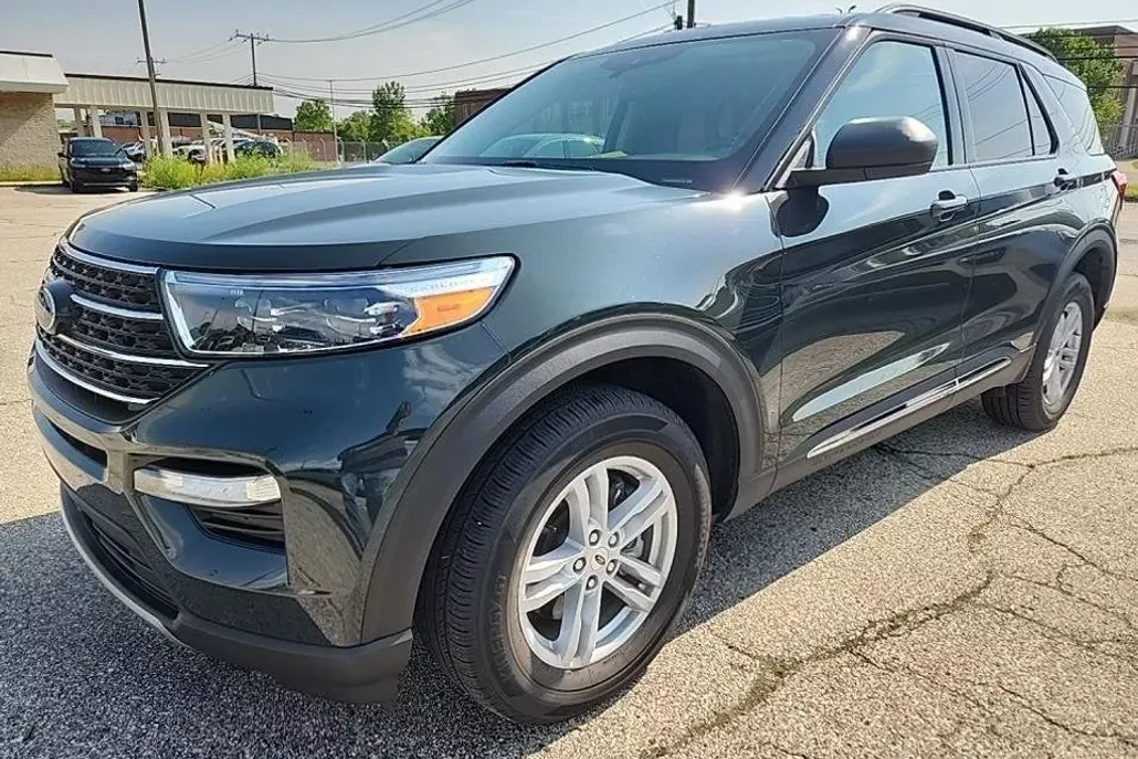 2023 Ford Explorer XLT photo 1
