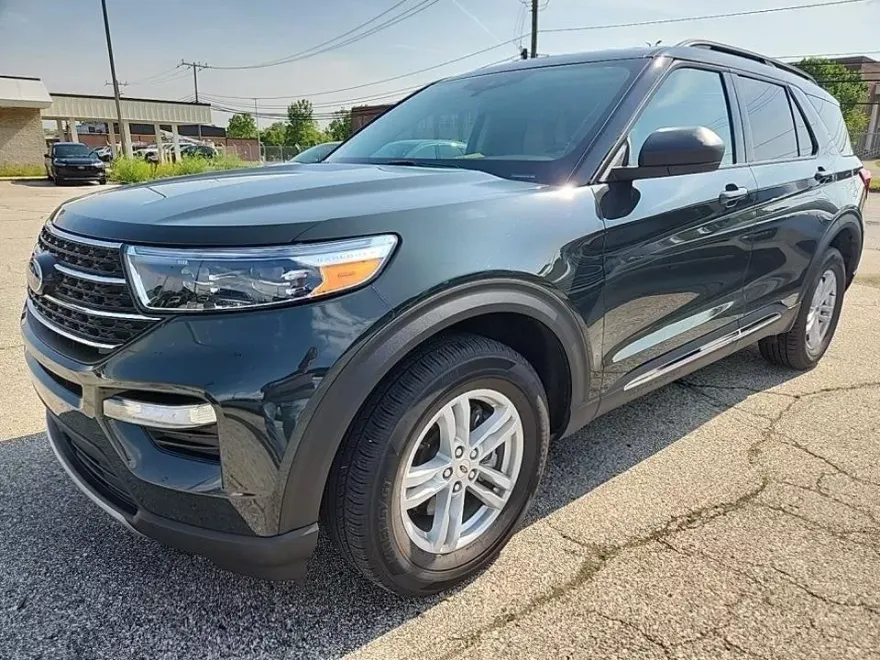 2023 Ford Explorer XLT photo 1