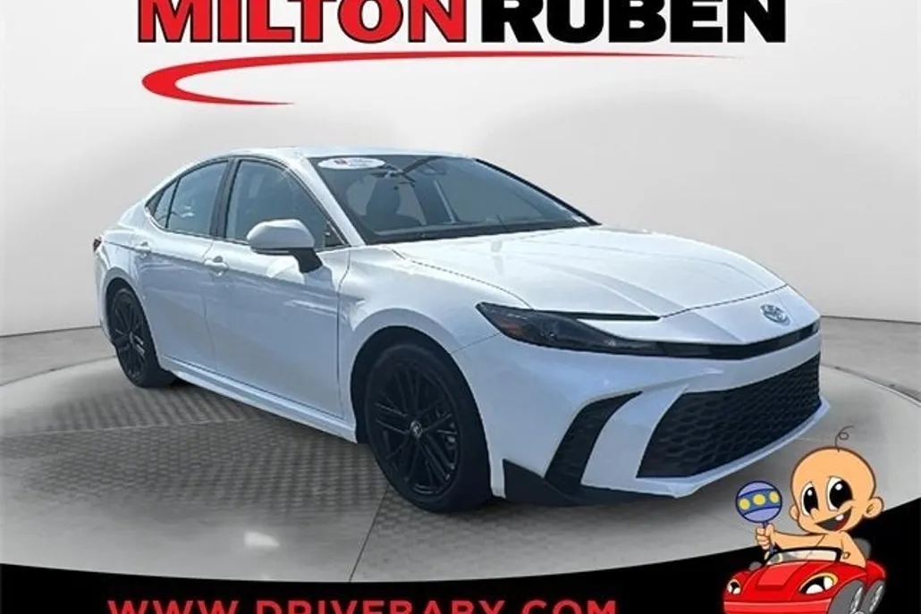 2025 Toyota Camry SE photo 1