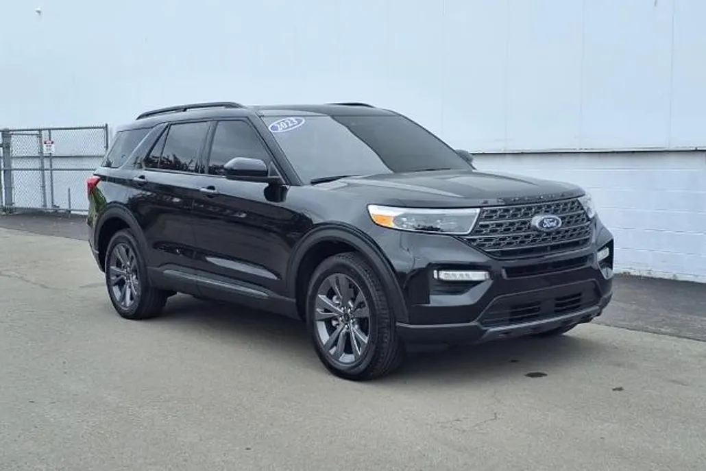 2023 Ford Explorer XLT photo 1
