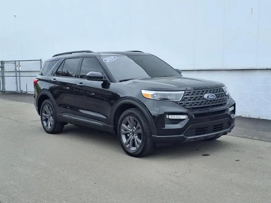 2023 Ford Explorer XLT photo 1