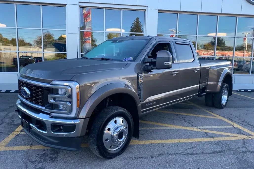 2023 Ford F-450 Lariat photo 1
