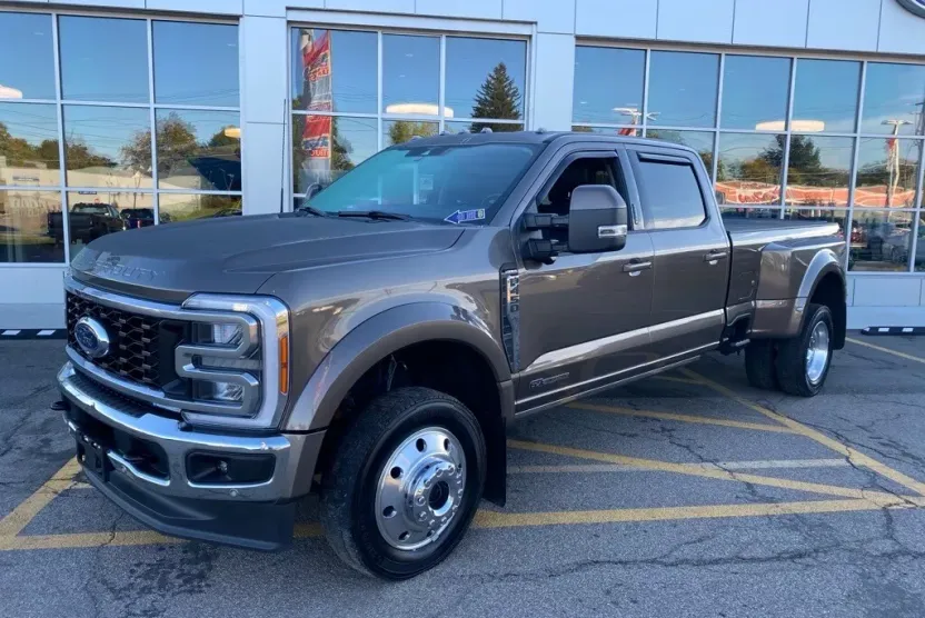 2023 Ford F-450 Lariat photo 1