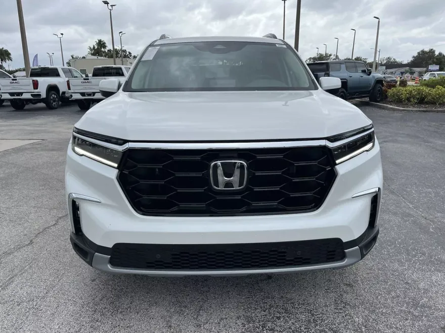 2025 Honda Pilot Touring photo 1