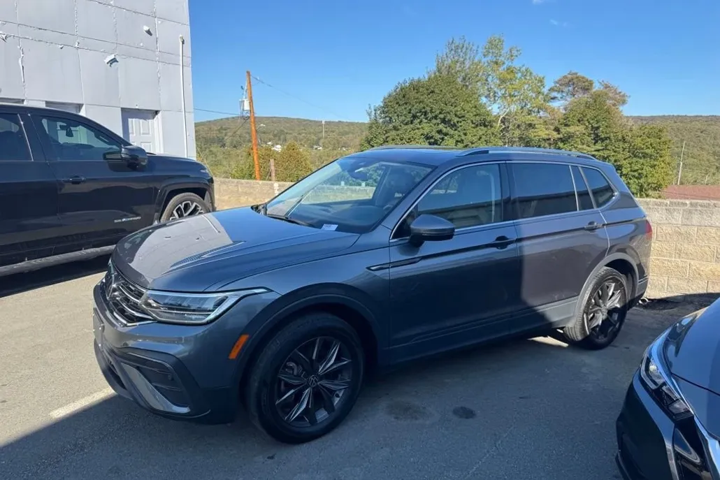 2022 Volkswagen Tiguan SE photo 1