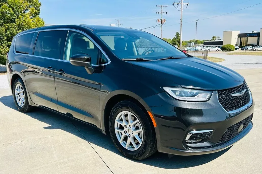 2023 Chrysler Pacifica Touring L photo 1