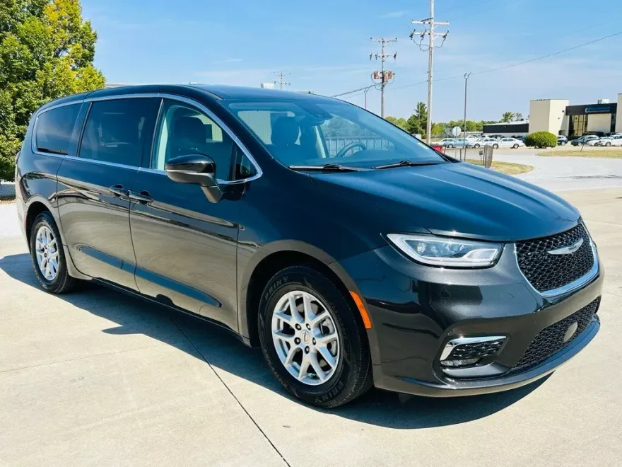 2023 Chrysler Pacifica Touring L photo 1