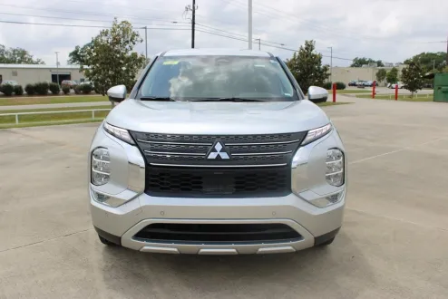 2024 Mitsubishi Outlander SE photo 3