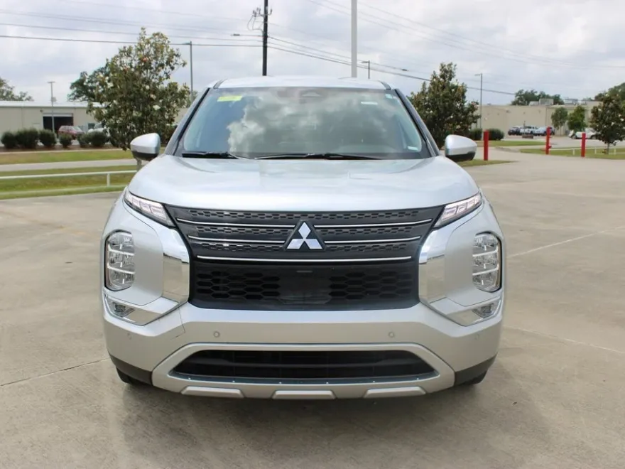 2024 Mitsubishi Outlander SE photo 3