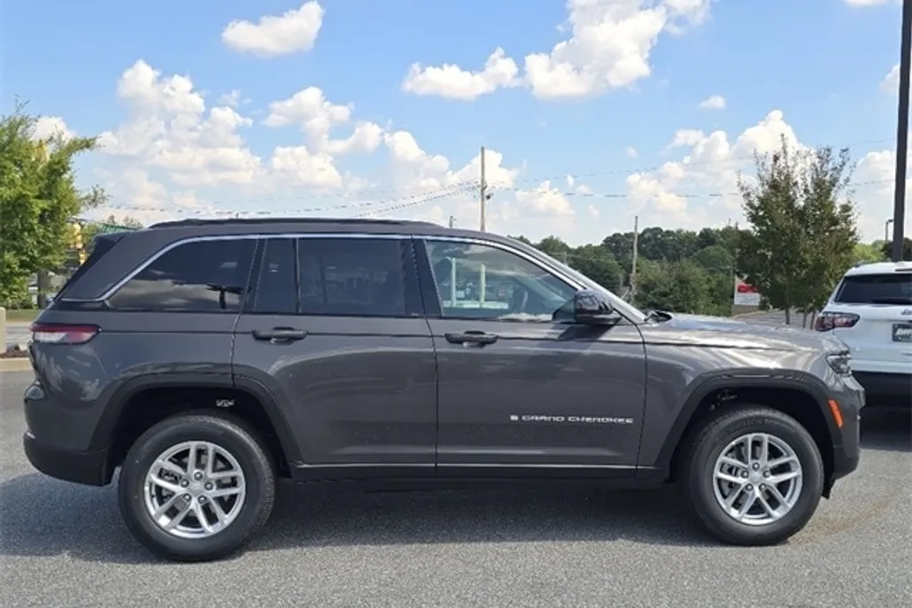 2025 Jeep Grand Cherokee Laredo photo 1