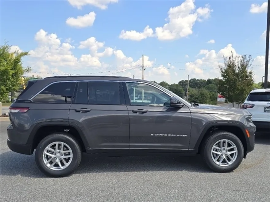 2025 Jeep Grand Cherokee Laredo photo 1