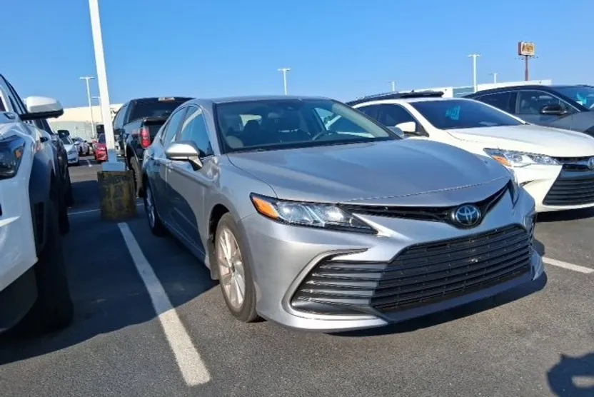 2023 Toyota Camry LE photo 1