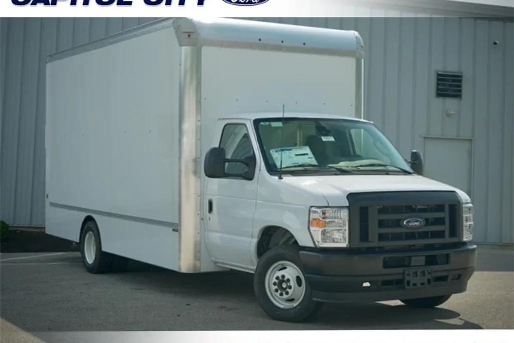 2025 Ford E-450 Cutaway photo 1