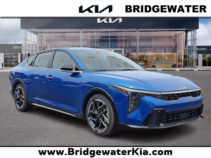 2025 Kia K4 GT-Line photo 1
