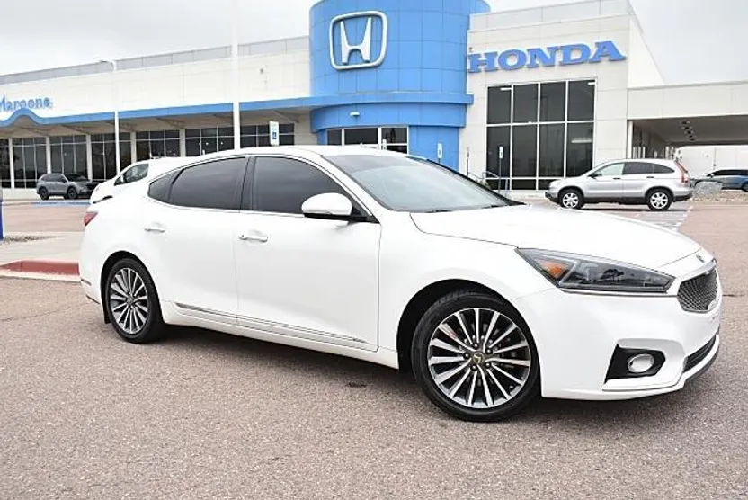 2017 Kia Cadenza Premium photo 1