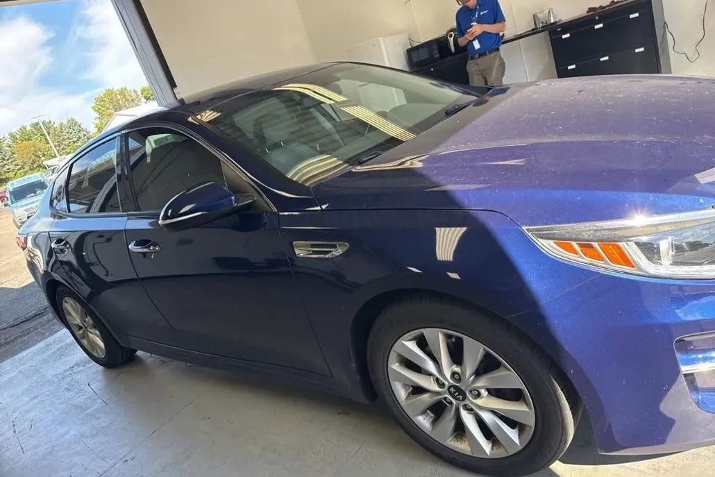 2016 Kia Optima EX photo 1