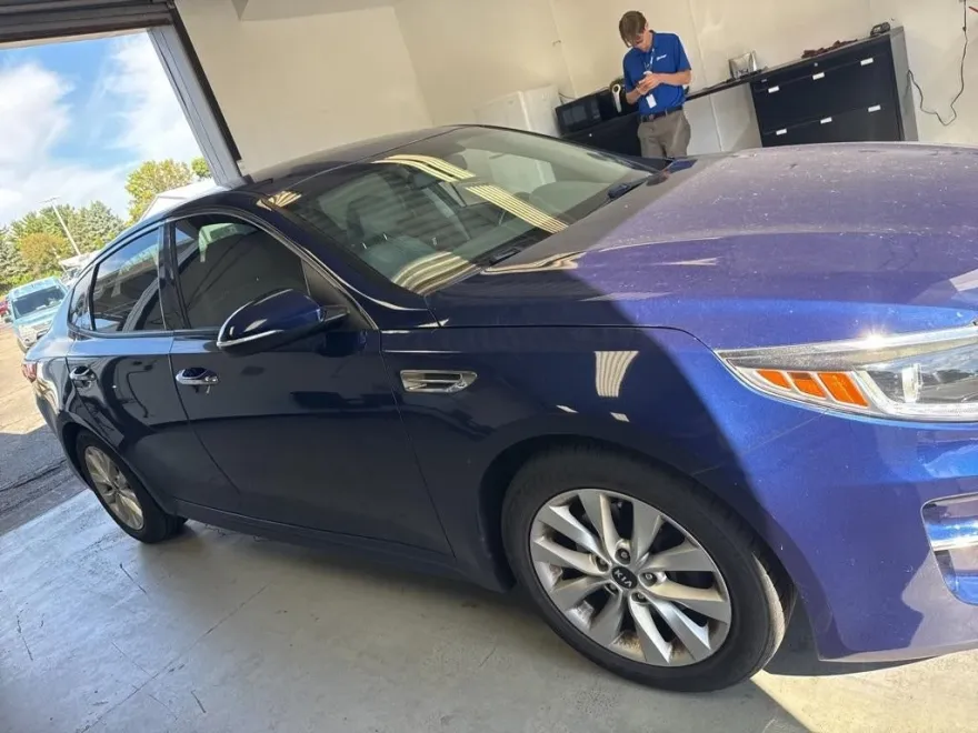2016 Kia Optima EX photo 1