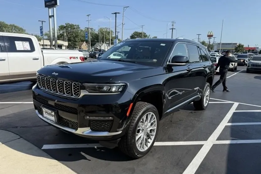 2023 Jeep Grand Cherokee L Summit photo 1