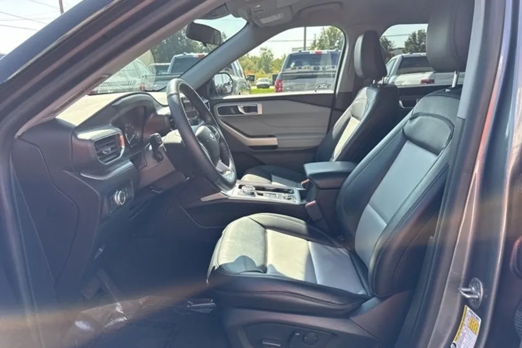 2022 Ford Explorer XLT Sport photo 1