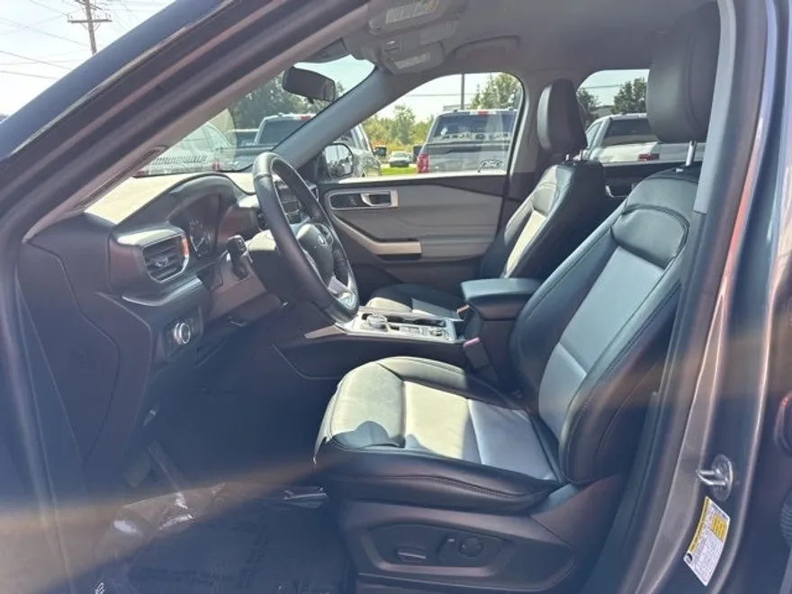 2022 Ford Explorer XLT Sport photo 1