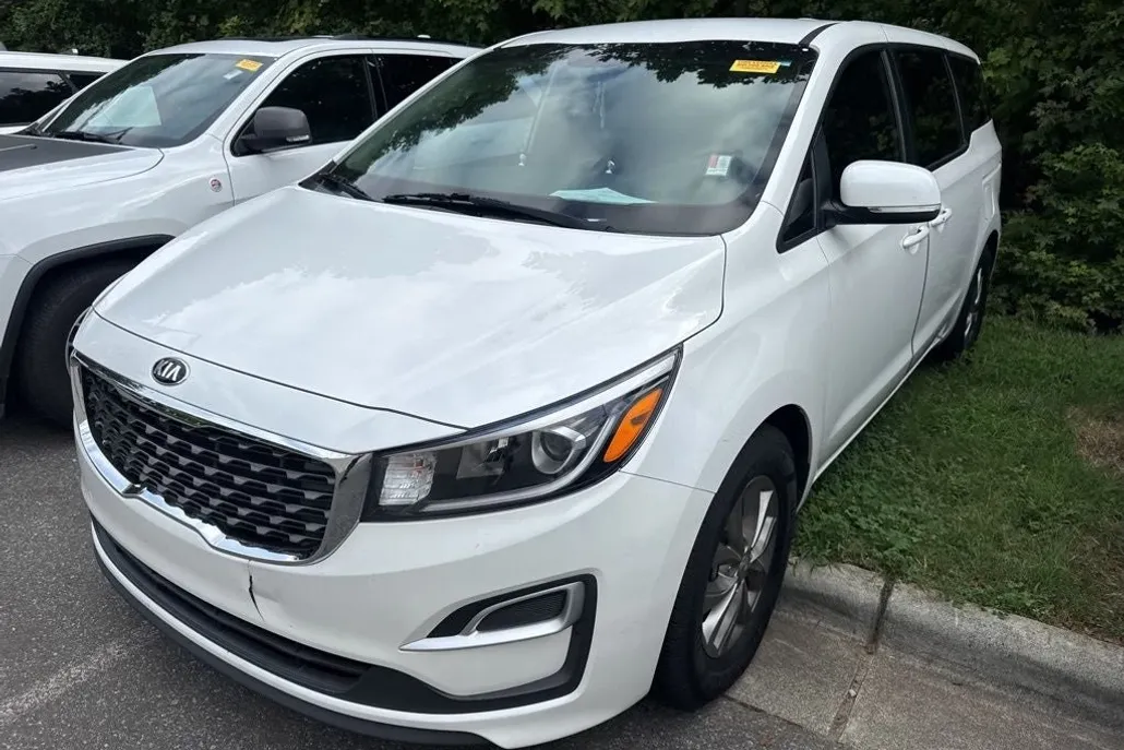 2021 Kia Sedona LX photo 1
