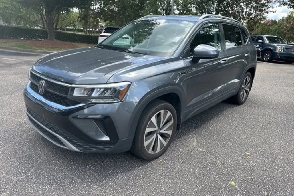 2024 Volkswagen Taos SE photo 1