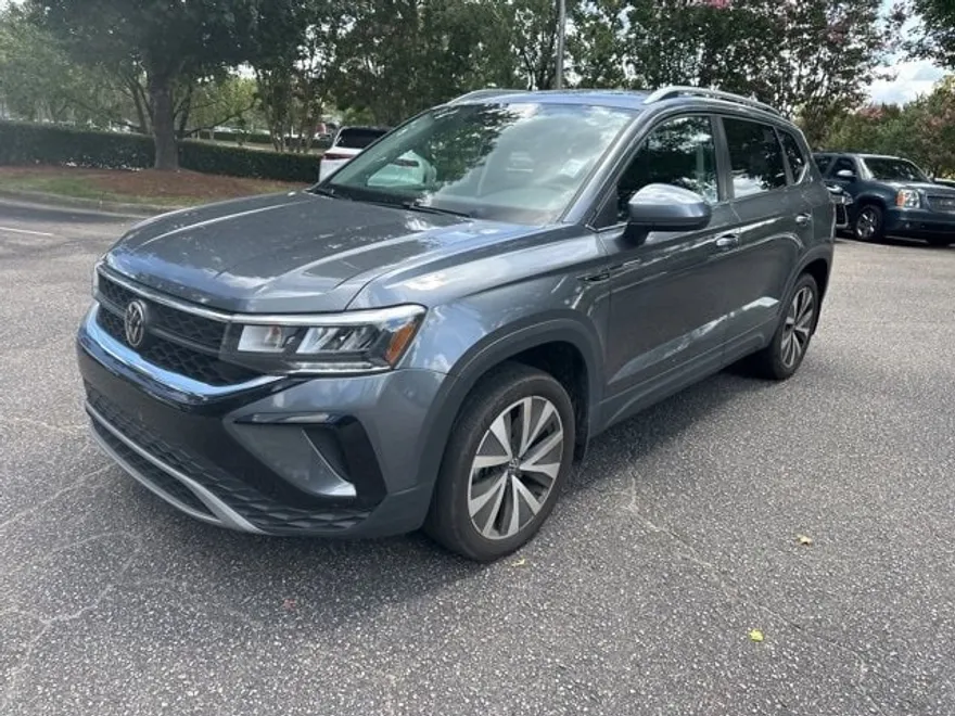 2024 Volkswagen Taos SE photo 1