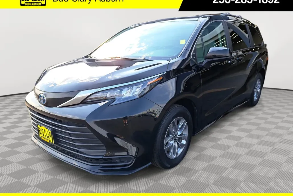 2024 Toyota Sienna LE photo 1