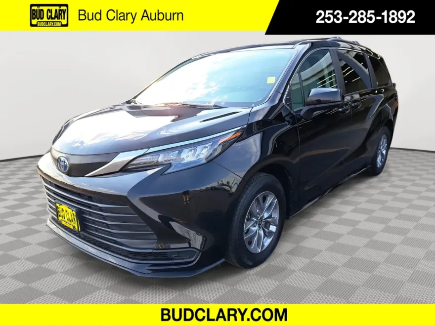 2024 Toyota Sienna LE photo 1