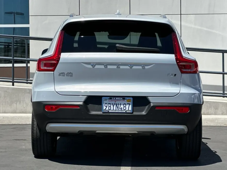 2022 Volvo XC40 Momentum photo 1