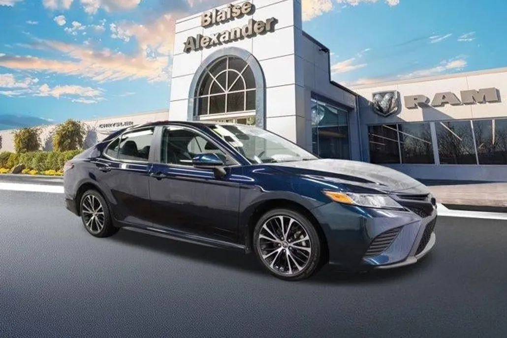 2018 Toyota Camry SE photo 1