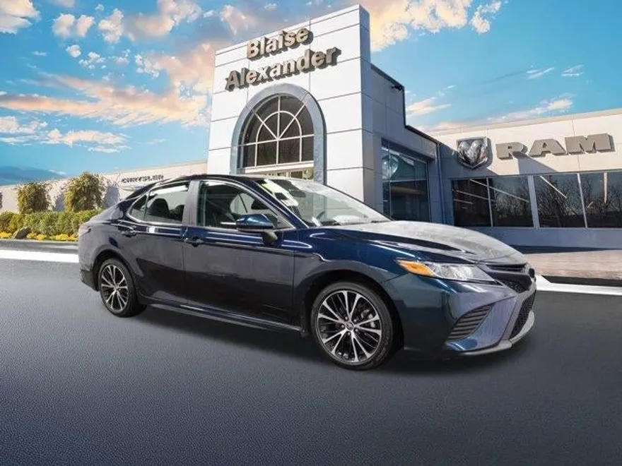 2018 Toyota Camry SE photo 1