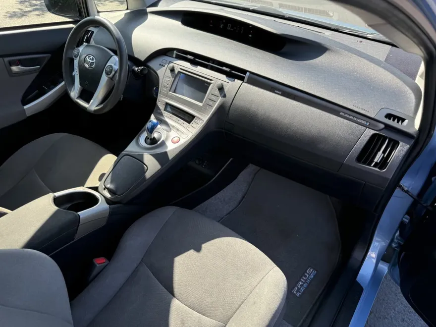 2015 Toyota Prius Plug-in Hybrid Advanced photo 16