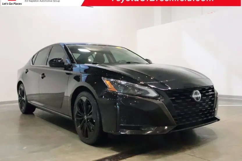 2023 Nissan Altima 2.5 SR photo 1
