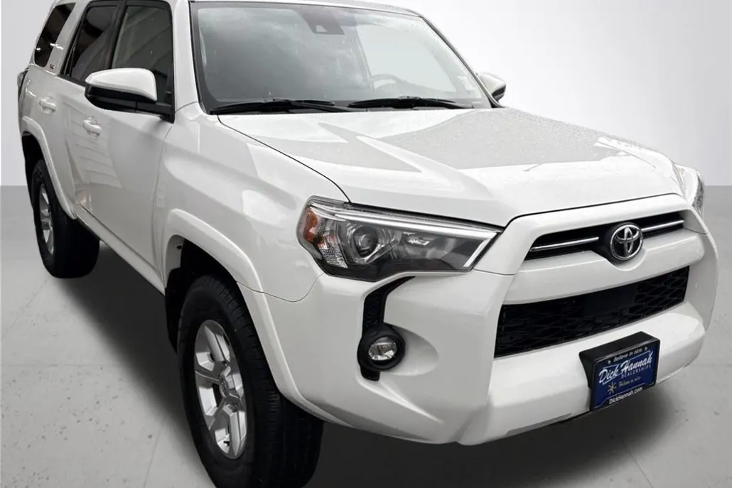 2022 Toyota 4Runner SR5 photo 1