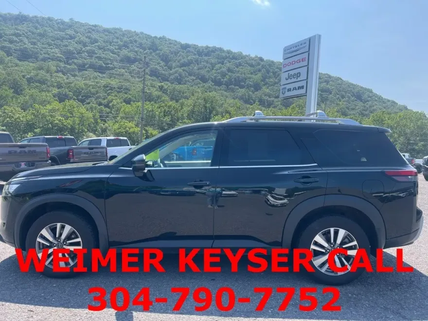 2023 Nissan Pathfinder SL photo 1