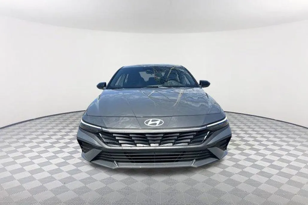2025 Hyundai Elantra SEL Sport photo 1