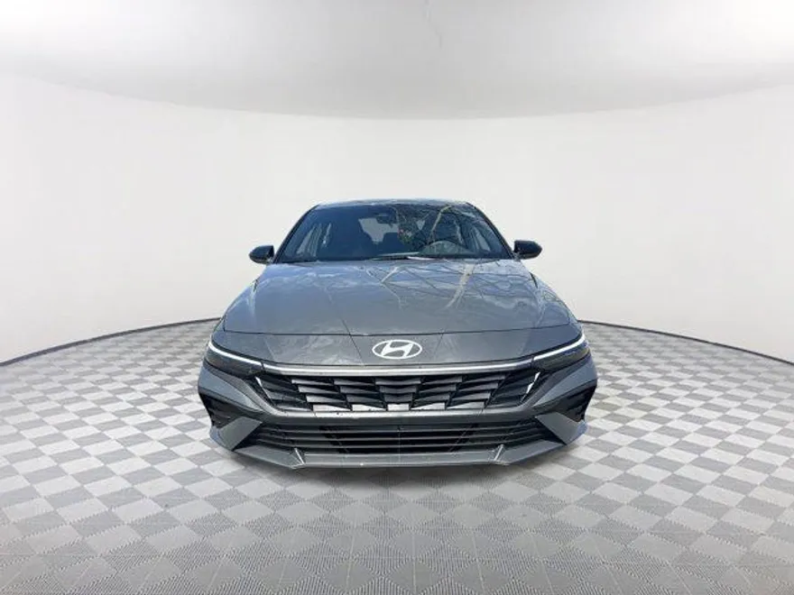 2025 Hyundai Elantra SEL Sport photo 1