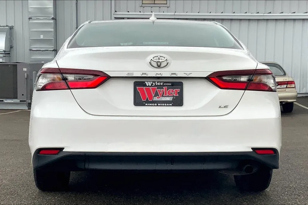 2022 Toyota Camry LE photo 1