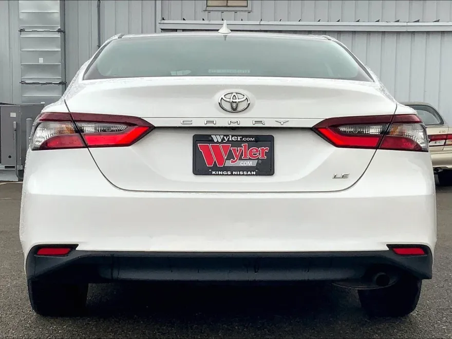 2022 Toyota Camry LE photo 1